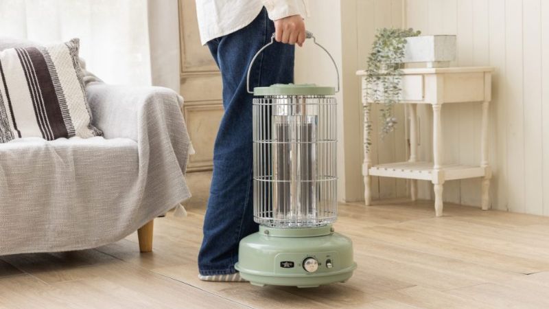 アラジングラファイトヒーターを持ち運ぶ様子