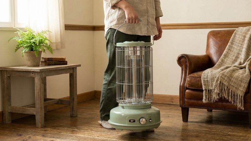 アライングラファイトヒーターを持ち上げている様子